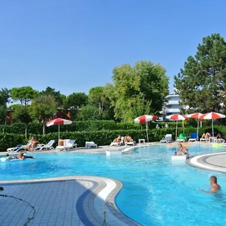 Three-storey With Shared Pool And Patio Apartment *